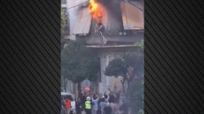 «Πήδα γιαγιά, θα σε πιάσω»: Η συγκλονιστική στιγμή που η ηλικιωμένη βουτάει στο κενό από το φλεγόμενο σπίτι της Καλλιθέας και σώζεται από πολίτες, βίντεο