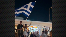 Με Ζορμπά, πέταγμα της ανθοδέσμης και ελληνική σημαία έκλεισε το πάρτι μετά τον γάμο Οικονομάκου-Τσερέλα στην Πάρο, δείτε βίντεο