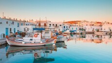 Ποιους προορισμούς προτιμούν φέτος οι τουρίστες: Πάρος και Νάξος οι μεγάλοι κερδισμένοι, η εικόνα σε Μύκονο, Σαντορίνη και Αθήνα