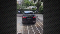 Διαδηλωτές πέταξαν αυγά σε αυτοκίνητα βουλευτών στην Αλβανία, η αστυνομία προχώρησε σε συλλήψεις