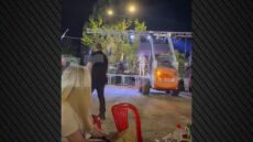 Γωγώ Τσαμπά: Της έριξαν λουλούδια με φορτωτή σε πανηγύρι στα Φάρσαλα, δείτε βίντεο