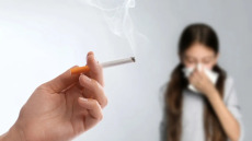 Κάπνισμα και παιδιά: Η «τριπλή απειλή» για αλλεργίες, άσθμα και λοιμώξεις
