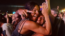 Η Καρολίνα Ζακλίν Καλύβα του Survivor δέχτηκε πρόταση γάμου από τον σύντροφό της στη συναυλία του Moby στην Αθήνα