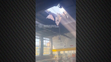 Τρομακτικό βίντεο: Ρωσικό drone πέφτει σε κλειστή πισίνα στη Ζαπορίζια την ώρα που κολυμπάνε άτομα, τέσσερις τραυματίες