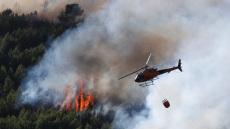 Στο έλεος δασικών πυρκαγιών η Νότια Γαλλία, δύο χιλιάδες πυροσβέστες παλεύουν με τις φλόγες, δείτε βίντεο