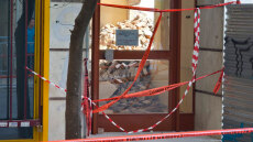 Αναζητείται λύση μέσω Airbnb για τους κατοίκους του κτιρίου που κατέρρευσε στα Πετράλωνα, έχει εκκενωθεί και η διπλανή πολυκατοικία