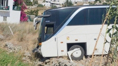 Σοβαρό τροχαίο στη Μύκονο: Τουριστικό λεωφορείο βγήκε εκτός δρόμου και κατέληξε σε χωράφι, δείτε βίντεο