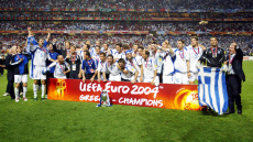 Πέρασαν 22 χρόνια από το θαύμα του Euro 2004: Όταν η Ελλάδα νίκησε 1-0 την Πορτογαλία στον τελικό και σόκαρε το παγκόσμιο ποδόσφαιρο