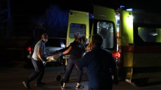 Στο νοσοκομείο 4 πυροσβέστες, τρεις με αναπνευστικά προβλήματα και ένας με τραυματισμό από τη φωτιά στο Ωραιόκαστρο
