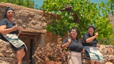 Οι viral γιαγιάδες από την Κρήτη ξαναχτυπούν με νέο τραγούδι και ανοίγουν... πόλεμο εναντίον του σούσι, δείτε βίντεο