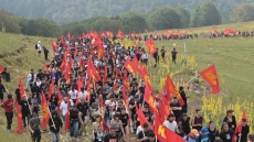 Δείτε βίντεο με μέλη της ΚΝΕ να βαδίζουν στο Βίτσι φωνάζοντας συνθήματα - Οι αιχμές Κουτσούμπα κατά Τσίπρα στην αντιιμπεριαλιστική κατασκήνωση