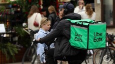 Uber Eats: «Παγώνει» την επέκταση στην Ευρώπη – Αναστέλλονται τα σχέδια και για την Ελλάδα