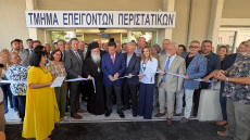 Ο Γεωργιάδης εγκαινίασε τα νέα ΤΕΠ στο Γενικό Νοσοκομείο Κορίνθου, το σημείωμα και η ανθοδέσμη της 10χρονης θαυμάστριάς του 