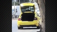 Οδηγός ταξί κατέβασε τους πελάτες και έφυγε με ανοιχτό το πορτμπαγκάζ για να μην δουν τις πινακίδες του, δείτε βίντεο