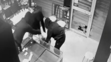 Σήκωσαν τα ρολά και άδειασαν κοσμηματοπωλείο σε 1 λεπτό και 35 δευτερόλεπτα, έβαλαν τα κλοπιμαία σε κάδους σκουπιδιών - Βίντεο 