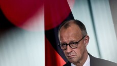 Παραμένει πρώτη η AfD στη Γερμανία, δεν πείθουν οι μεταρρυθμίσεις της κυβέρνησης Μερτς
