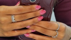 Chrome nails: Η τάση στα νύχια που κάνει κάθε μανικιούρ να δείχνει πιο πολυτελές
