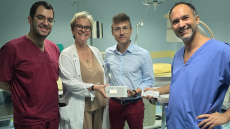 Ο δήμαρχος Μάνδρας έδωσε όλους τους μισθούς του 2025 για να δωρίσει στο Θριάσιο μηχάνημα για καρδιολογικές επεμβάσεις 