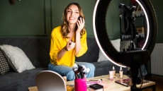 Influencer πλήρωσε €70.000 για αναρτήσεις χωρίς τιμολόγια: Οι 5 παγίδες φόρου που στήνει η ΑΑΔΕ