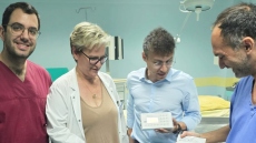 «Υπηρέτησα χρόνια εκεί, γνώριζα τις ανάγκες», λέει ο δήμαρχος Μάνδρας που έδωσε τους μισθούς ενός έτους για να αγοράσει στο Θριάσιο μηχάνημα για επεμβάσεις