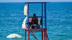 Ναυαγοσώστες επανέφεραν γυναίκα που ανασύρθηκε χωρίς τις αισθήσεις της σε παραλία στη Θεσσαλονίκη