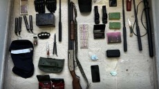 Πέντε συλλήψεις μετά από αστυνομικές επιχειρήσεις σε Αχαΐα και Ηλεία, βρέθηκαν καραμπίνα, γκλοπ, μαχαίρια