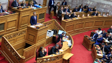 Ο Μητσοτάκης απαντά στον Ανδρουλάκη για την ακρίβεια και θέτει διλήμματα απέναντι στη «Βαβέλ της αντιπολίτευσης»