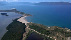 Καταζητούμενος για ναρκωτικά φέρεται να πλαστογράφησε τους τίτλους για το θέρετρο Κούσνερ στην Αλβανία: Λέει ότι του ανήκει η γη από την... Οθωμανική Αυτοκρατορία