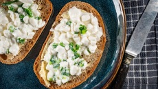 Σπιτικό cottage cheese: Η εύκολη συνταγή για να το φτιάχνουμε και μόνοι μας
