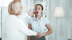
Βραχνάδα στη φωνή: Πότε χρειάζεται περαιτέρω έλεγχο;