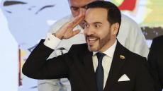 «Θα ορκιστώ σε στρατόπεδο»: Ο νέος πρόεδρος της Κολομβίας αψηφά τον απερχόμενο και ανεβάζει την πολιτική ένταση