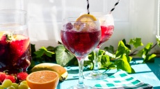 Tinto de Verano: Το παραδοσιακό ισπανικό καλοκαιρινό cocktail που συναγωνίζεται επάξια τη Sangria
