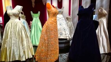 Επισκεφθήκαμε την blockbuster έκθεση «Queen Elizabeth II: Her Life in Style» στο Λονδίνο