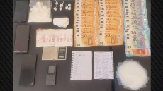 Συνελήφθη 34χρονος για διακίνηση κοκαΐνης στη Μήλο, έκρυβε μεγάλες ποσότητες γύρω από το σπίτι του