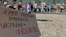 Στους δρόμους οι Ουκρανοί, διαμαρτύρονται για την αποπομπή του υπουργού Άμυνας, Φεντόροφ: «Ντροπή, υπονομεύετε τη νίκη»