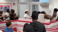 Άγριο ξύλο σε εστιατόριο fast food στην Αριζόνα, πελάτες τρέχουν πανικόβλητοι να σωθούν, δείτε βίντεο