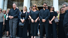 «Ταξιδιάρα ψυχή και αιώνια έφηβη»: Με δάκρυα στα μάτια αποχαιρέτησαν φίλοι και συγγενείς τη Μάρω Κοντού