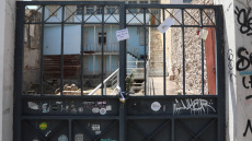 «Καλό ταξίδι κυρία Ελενίτσα μας»: Συγκινούν τα σημειώματα για τη Μάρω Κοντού έξω από το σπίτι που γυρίστηκε η ταινία «Η δε γυνή να φοβήται τον άνδρα»