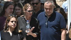 Συγγενείς και φίλοι αποχαιρέτισαν τον Λορέντζο Καριέρε, δείτε βίντεο και φωτογραφίες