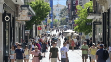 Κυριακή με ανοιχτά καταστήματα: Πολύ αυξημένη η κίνηση σε Ερμού, δείτε βίντεο

