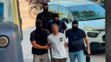 Στα δικαστήρια ο 25χρονος για τη φονική επίθεση στο σπίτι της οικογένειας Νέστορα, δείτε βίντεο και φωτογραφίες