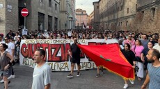 Συγκρούσεις διαδηλωτών με αστυνομικούς στην Μπολόνια, μετά τον θάνατο αλλοδαπού που είχε ακινητοποιηθεί από την αστυνομία