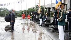 Κορέα: Ο Γεραπετρίτης κατέθεσε στεφάνι προς τιμήν των μελών της Ελληνικής Εκστρατευτικής Δύναμης