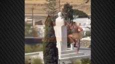 Μύκονος: Γυμνός άνδρας σε αμόκ ερωτοτροπούσε σε άγαλμα, δείτε βίντεο