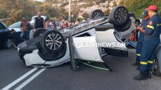 Αυτοκίνητο τούμπαρε μετά από πρόσκρουση σε ΙΧ στα Χανιά, στο νοσοκομείο ο οδηγός, φωτογραφίες