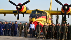 O Δένδιας στη Μοίρα Πυροσβεστικών Αεροσκαφών: Το έργο των στελεχών της Πολεμικής Αεροπορίας υπερβαίνει τα στενά όρια μιας στρατιωτικής αποστολής