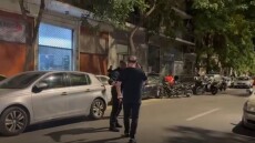 Ο αδελφός του Σταύρου Γεωργίου σπεύδει στο γραφείο όπου εντοπίστηκε νεκρός ο ποινικολόγος, δείτε βίντεο