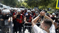 Νέα διαδήλωση κατά του πολυτελούς θέρετρου του Κούσνερ στην Αλβανία: Επεισόδια έξω από τη Βουλή