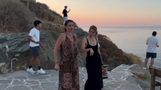 Το βίντεο του Σάκη Ρουβά με την Κάτια Ζυγούλη και τη Ρένα Μόρφη από τη Σίφνο: Υπέροχη στιγμή, με θέα που δύσκολα ξεχνιέται