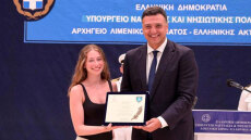 Ο Κικίλιας βράβευσε τη ναυαγοσώστρια που έσωσε επτά λουόμενους, ανάμεσα τους και δύο παιδιά, στην Κεφαλονιά